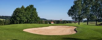 Ein Bunker auf der Golfbahn 04 auf der Golfanlage Allgäuer Golf- und Landclub e.V. Ottobeuren