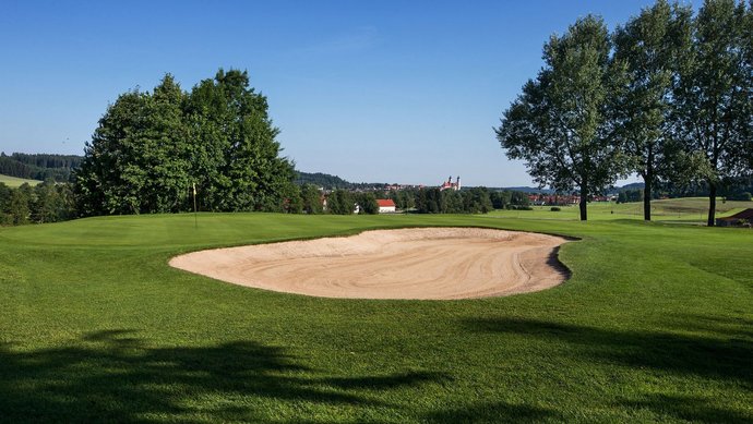 Ein Bunker auf der Golfbahn 04 auf der Golfanlage Allgäuer Golf- und Landclub e.V. Ottobeuren