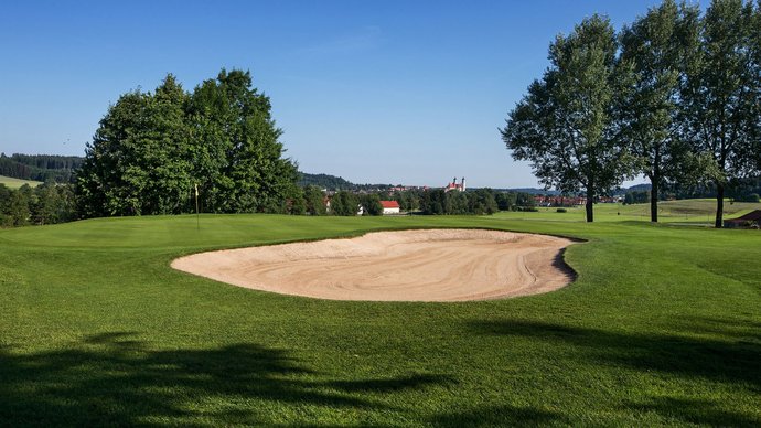 Ein Bunker auf der Golfbahn 04 auf der Golfanlage Allgäuer Golf- und Landclub e.V. Ottobeuren