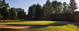 Das Grün mit Bunkern der Golfbahn 18 auf der Golfanlage Allgäuer Golf- und Landclub e.V. Ottobeuren