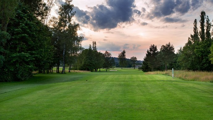 Der Abschlag der Golfbahn 03 auf der Golfanlage Allgäuer Golf- und Landclub e.V. Ottobeuren