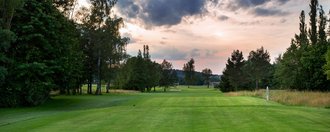 Der Abschlag der Golfbahn 03 auf der Golfanlage Allgäuer Golf- und Landclub e.V. Ottobeuren