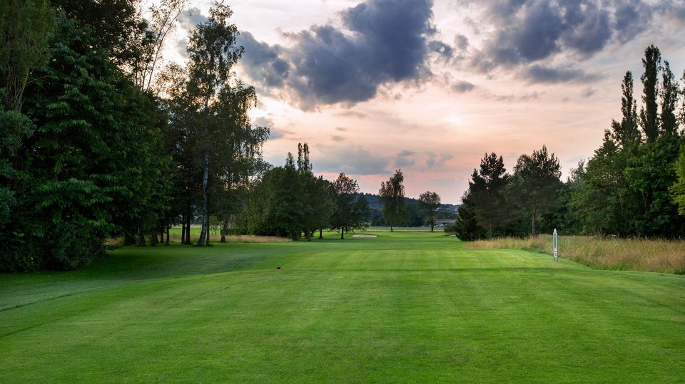 Der Abschlag der Golfbahn 03 auf der Golfanlage Allgäuer Golf- und Landclub e.V. Ottobeuren