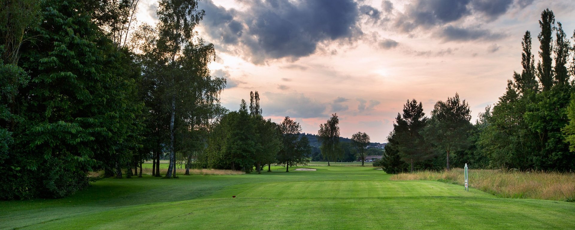 Der Abschlag der Golfbahn 03 auf der Golfanlage Allgäuer Golf- und Landclub e.V. Ottobeuren