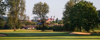 Das Grün der Golfbahn 03 auf der Golfanlage Allgäuer Golf- und Landclub e.V. Ottobeuren mit der Basilika im Hintergrund