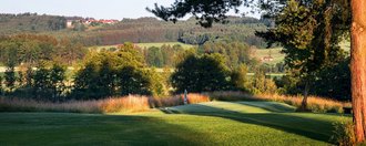 Der Abschlag der Golfbahn 05 auf der Golfanlage Allgäuer Golf- und Landclub e.V. Ottobeuren