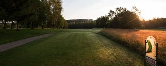 Der Abschlag der Golfbahn 01 auf der Golfanlage Allgäuer Golf- und Landclub e.V. Ottobeuren