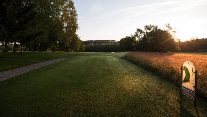 Der Abschlag der Golfbahn 01 auf der Golfanlage Allgäuer Golf- und Landclub e.V. Ottobeuren