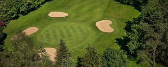 Das Grün mit vier Bunkern der Golfbahn 18 auf der Golfanlage Allgäuer Golf- und Landclub e.V. Ottobeuren