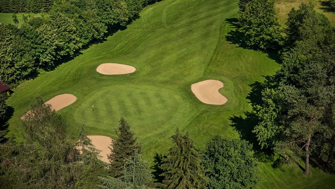 Das Grün mit vier Bunkern der Golfbahn 18 auf der Golfanlage Allgäuer Golf- und Landclub e.V. Ottobeuren