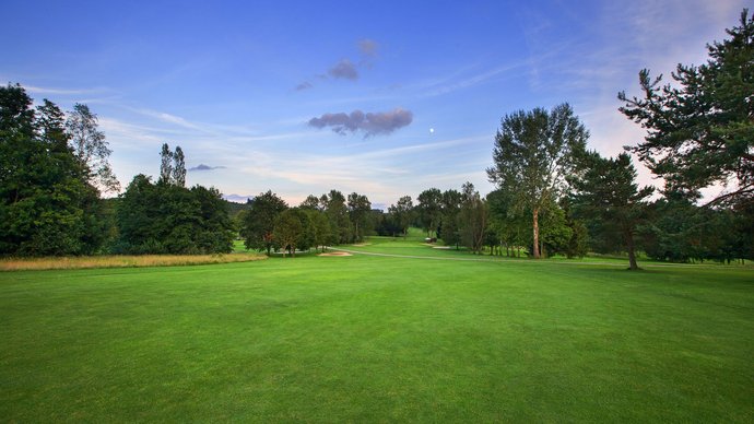 Das Fairway der Golfbahn 09 auf der Golfanlage Allgäuer Golf- und Landclub e.V. Ottobeuren