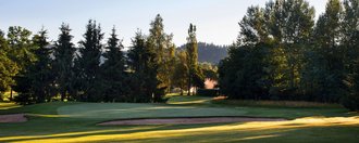 Das Grün mit Bunker der Golfbahn 08 auf der Golfanlage Allgäuer Golf- und Landclub e.V. Ottobeuren