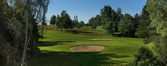 Das Grün mit Bunkern der Golfbahn 13 auf der Golfanlage Allgäuer Golf- und Landclub e.V. Ottobeuren
