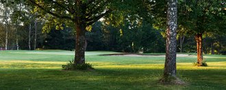 Das Grün mit Bunker der Golfbahn 02 auf der Golfanlage Allgäuer Golf- und Landclub e.V. Ottobeuren