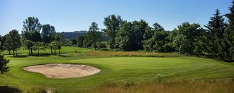 Das Grün mit Bunker der Golfbahn 14 auf der Golfanlage Allgäuer Golf- und Landclub e.V. Ottobeuren