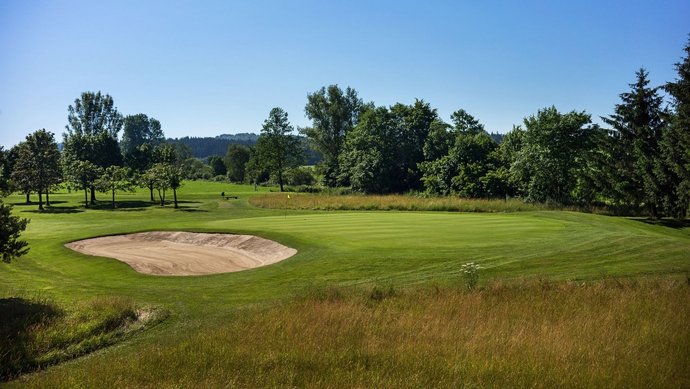 Das Grün mit Bunker der Golfbahn 14 auf der Golfanlage Allgäuer Golf- und Landclub e.V. Ottobeuren