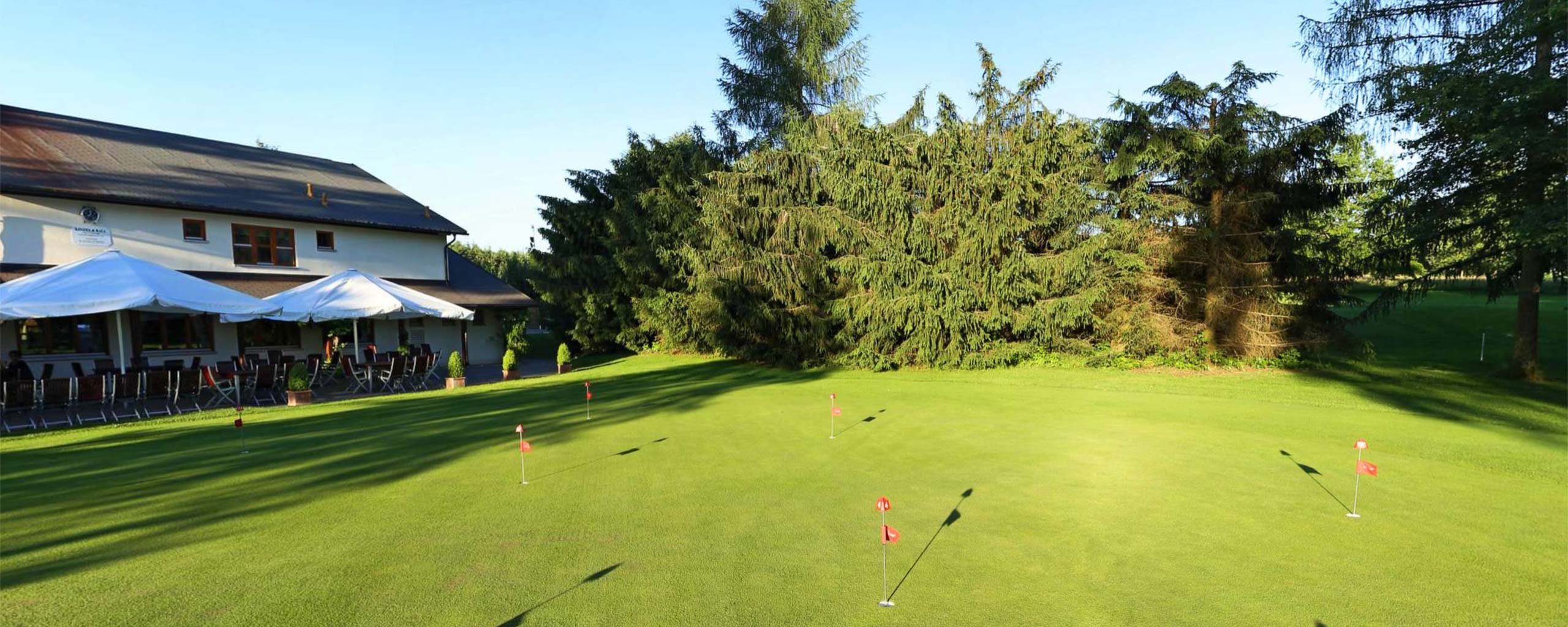 Das Putting-Green des Allgäuer Golf- und Landclub e.V. mit seitlichem Blick auf das Golfclub-Restaurant des  als Vorschau der 360°-Ansicht des Putting-Greens