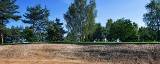 Ein Bunker vor den Grün der Golfbahn 06 auf der Golfanlage Allgäuer Golf- und Landclub e.V. Ottobeuren