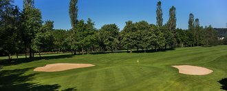 Das Grün mit Bunkern der Golfbahn 06 auf der Golfanlage Allgäuer Golf- und Landclub e.V. Ottobeuren