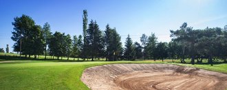Ein Bunker vor den Grün der Golfbahn 13 auf der Golfanlage Allgäuer Golf- und Landclub e.V. Ottobeuren