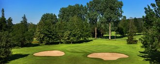 Das Grün mit Bunkern der Golfbahn 15 auf der Golfanlage Allgäuer Golf- und Landclub e.V. Ottobeuren